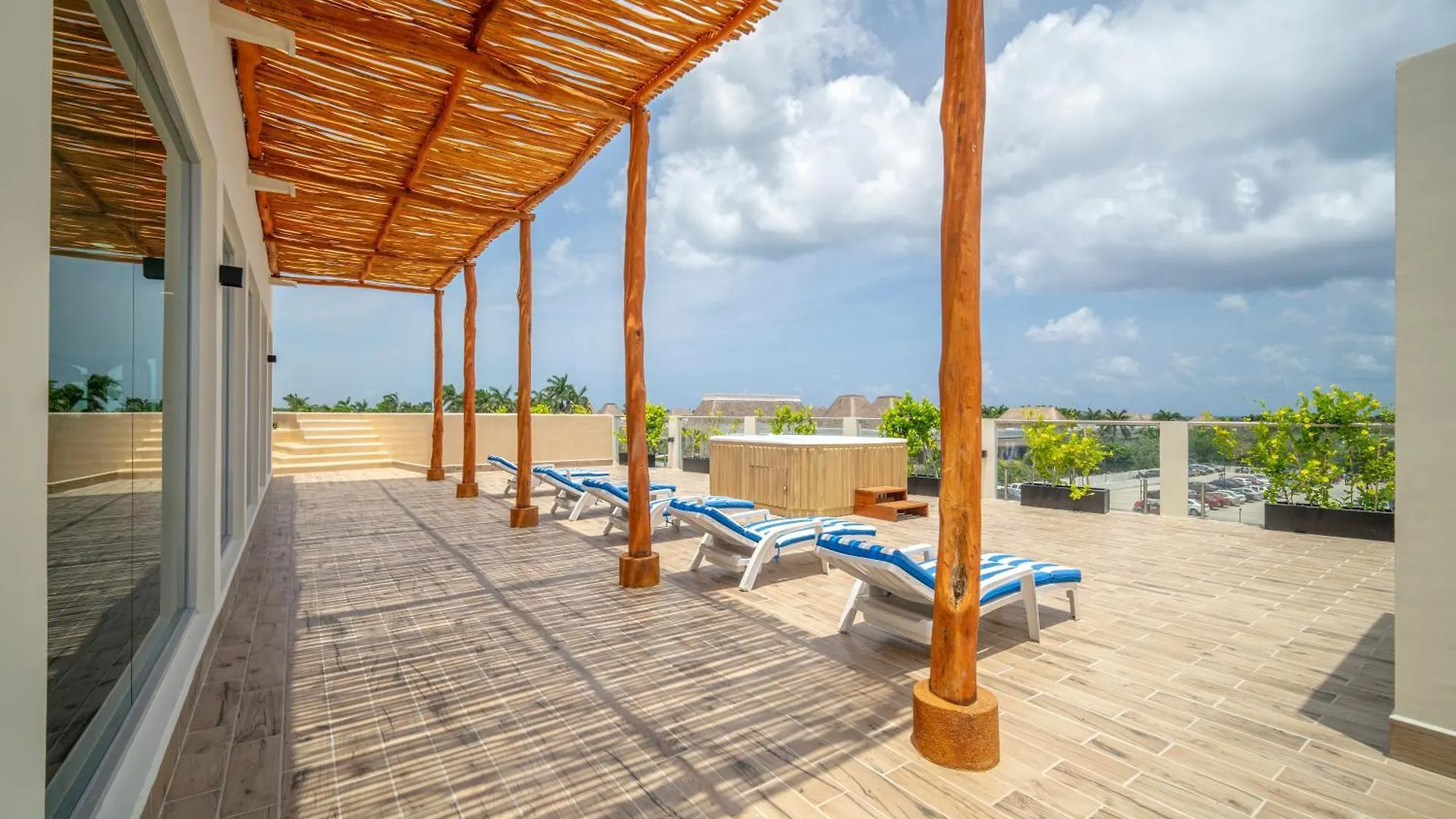 2 Bd Suite With Balcony, Gym, Rooftop Pool, Hot Tub Playa del Carmen