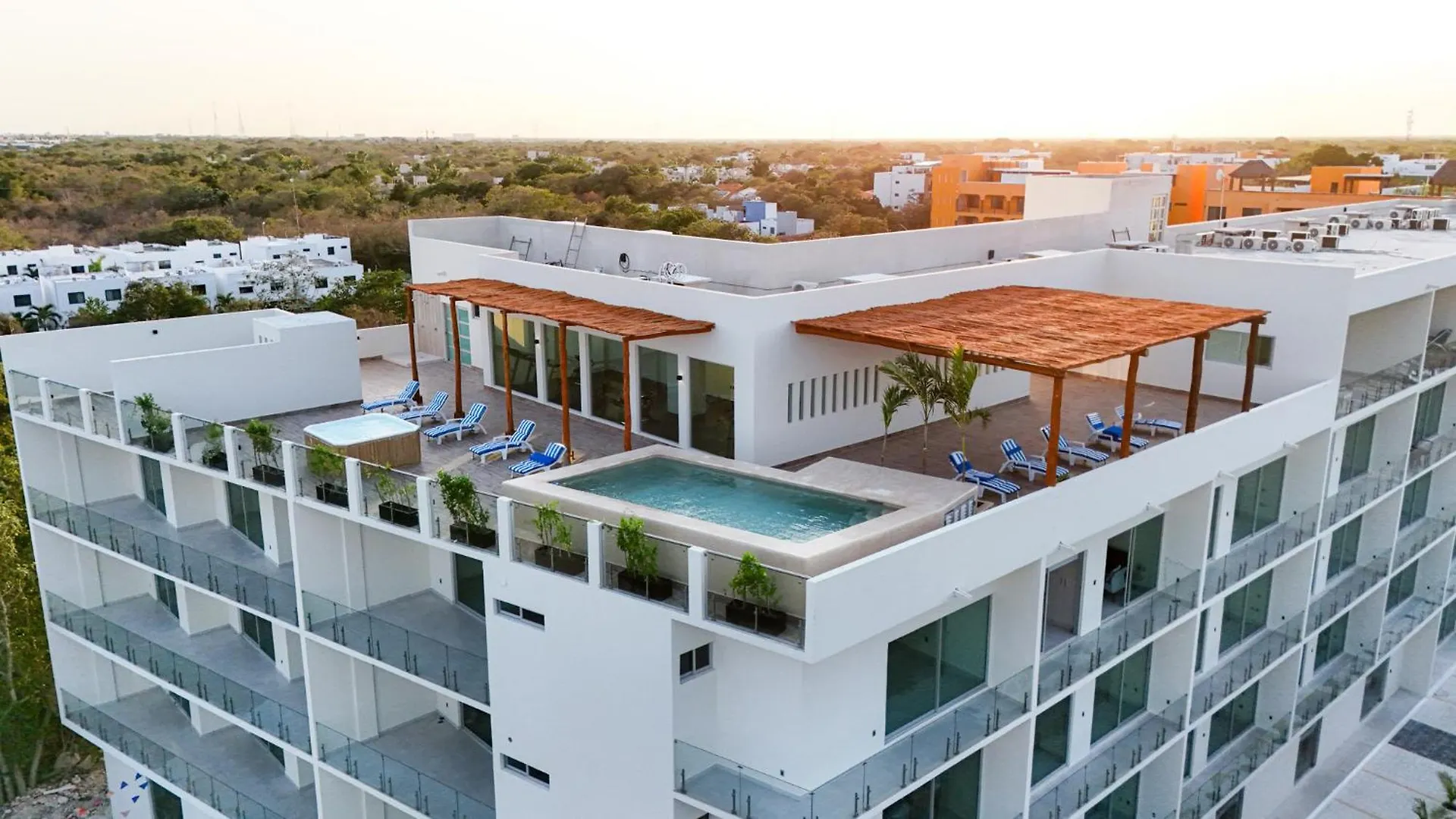 2 Bd Suite With Balcony, Gym, Rooftop Pool, Hot Tub Playa del Carmen Holiday home