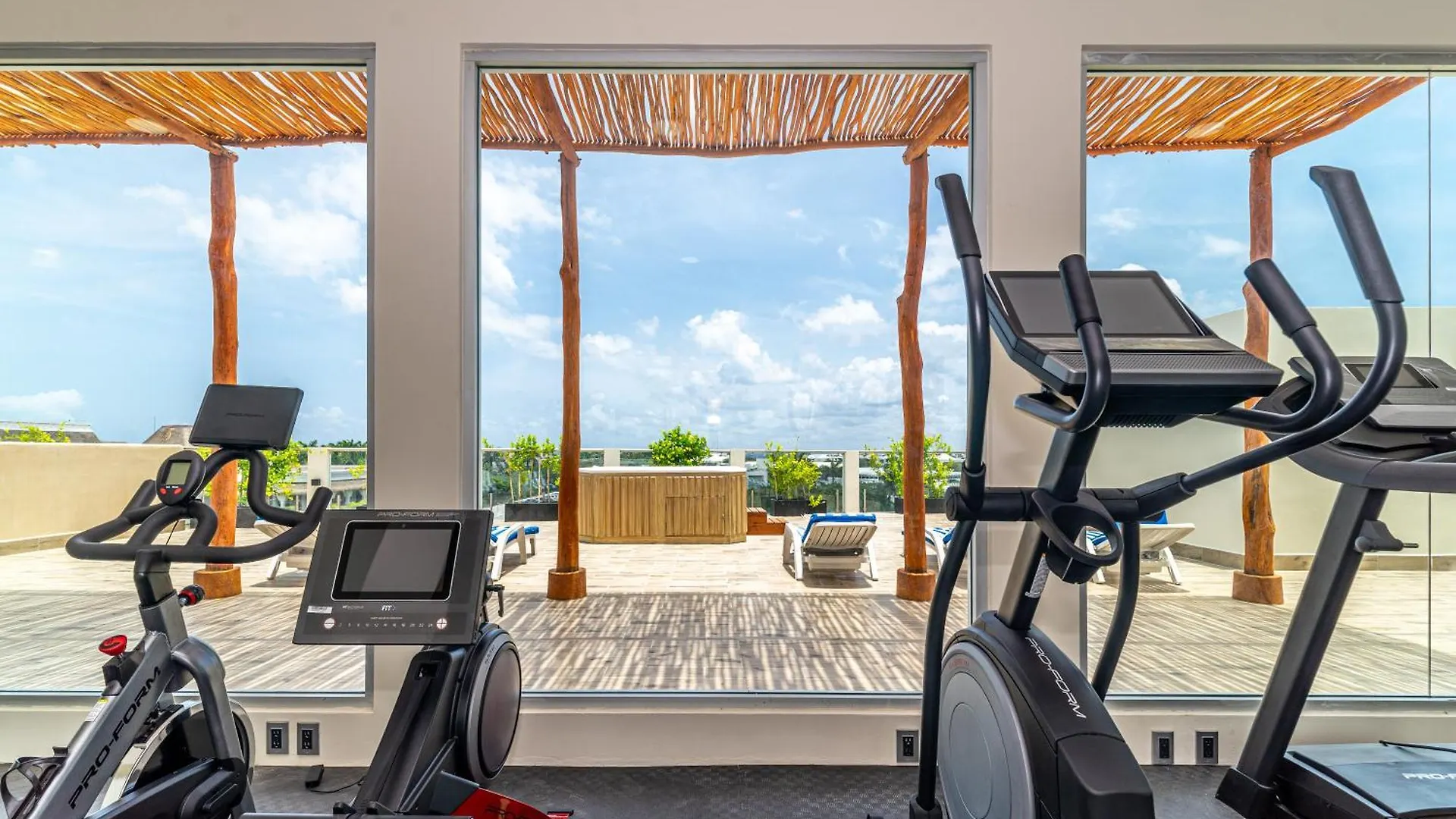 2 Bd Suite With Balcony, Gym, Rooftop Pool, Hot Tub Playa del Carmen Holiday home