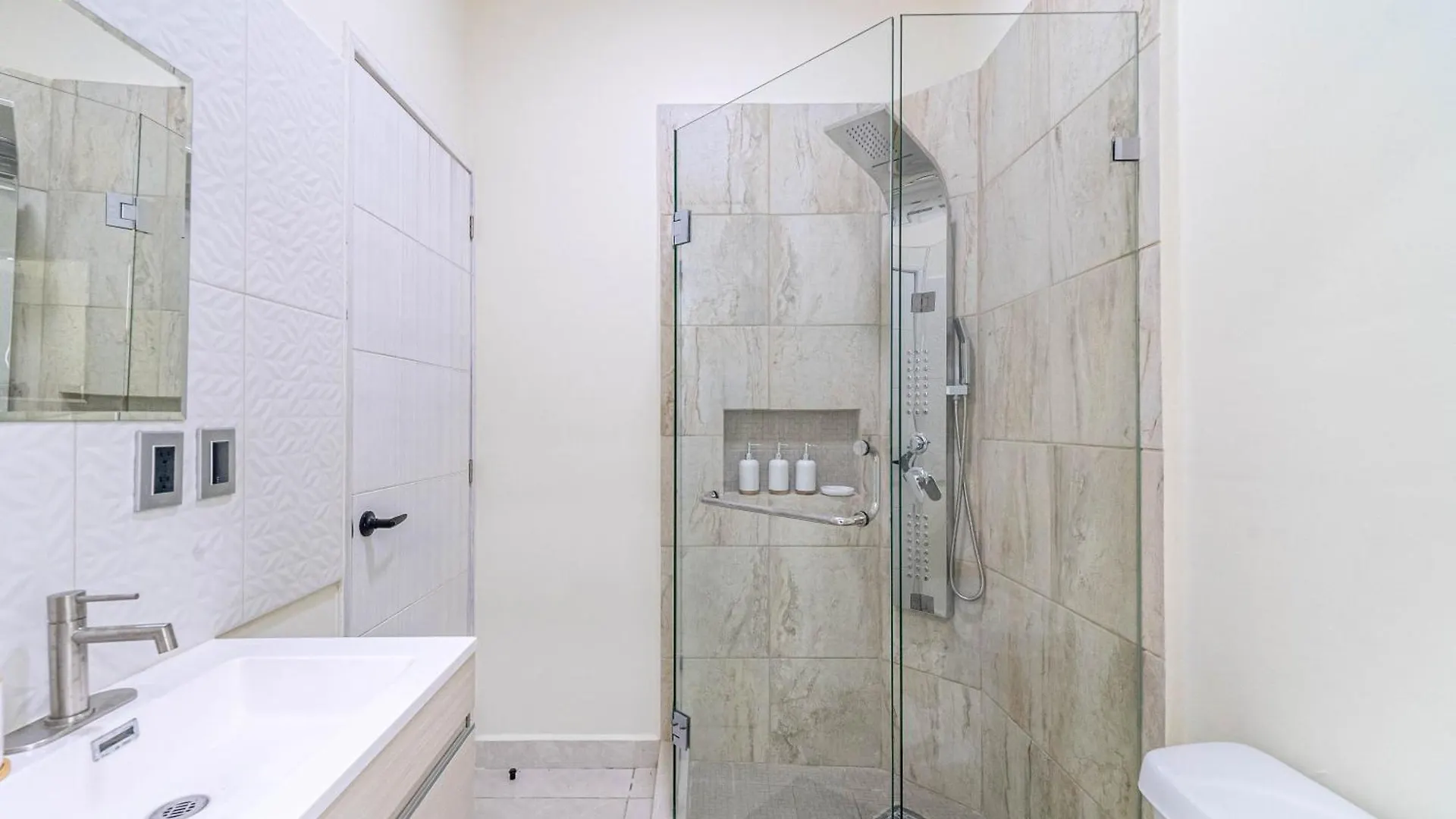 2 Bd Suite With Balcony, Gym, Rooftop Pool, Hot Tub Playa del Carmen
