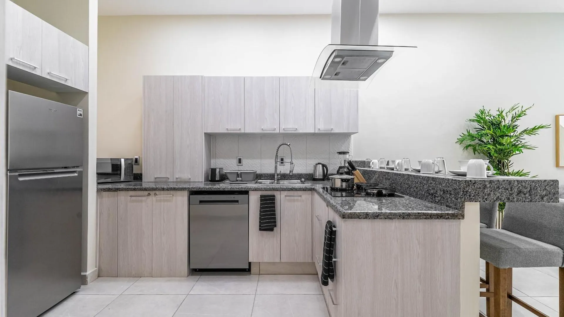 2 Bd Suite With Balcony, Gym, Rooftop Pool, Hot Tub Playa del Carmen Holiday home