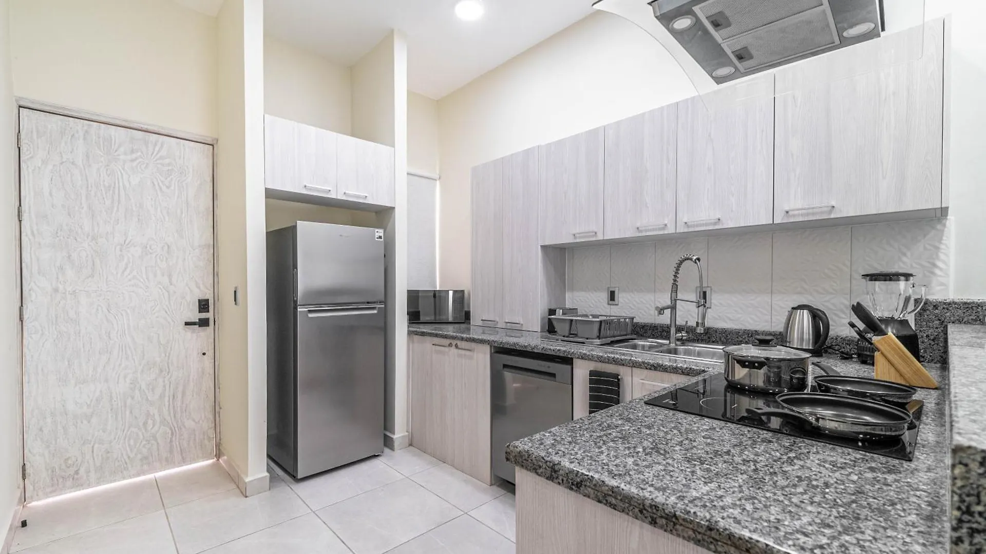 2 Bd Suite With Balcony, Gym, Rooftop Pool, Hot Tub Playa del Carmen